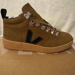 Veja UNISEX Roraima  Tan and Black High-Top Sneakers Size US 6  EUR 37